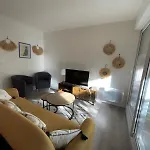 Appartement En Centre Ville Avec Cour Face Au Parc Pasteur